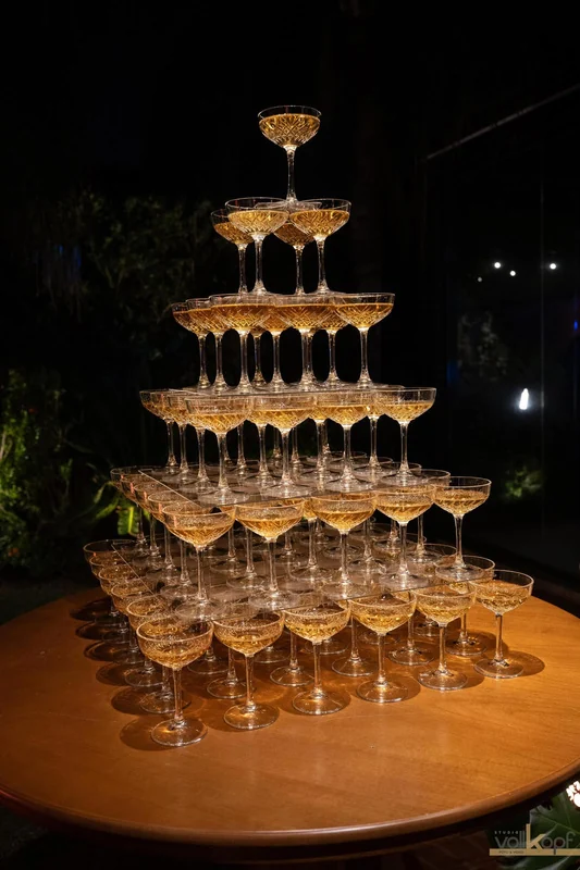 Torre de taças em uma experiência Malibu Bar
